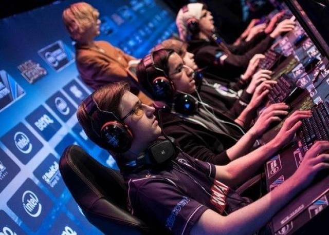 他的荣誉仍 他的荣誉仍